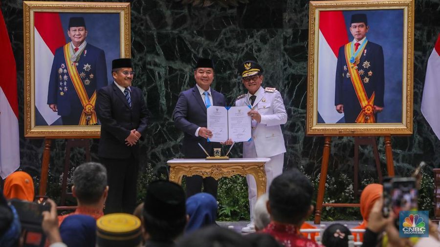 Gubernur dan Wakil Gubernur Jakarta Periode 2025-2023, Pramono Anung dan Rano Karno atau Si Doel tiba di Balai Kota, Jakarta, Kamis (20/2/2025). (CNBC Indonesia/Faisal Rahman)