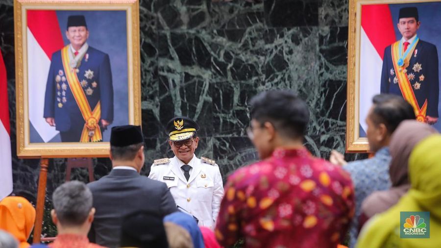 Gubernur dan Wakil Gubernur Jakarta Periode 2025-2023, Pramono Anung dan Rano Karno atau Si Doel tiba di Balai Kota, Jakarta, Kamis (20/2/2025). (CNBC Indonesia/Faisal Rahman)