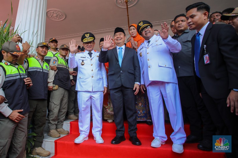 Gubernur dan Wakil Gubernur Jakarta Periode 2025-2023, Pramono Anung dan Rano Karno atau Si Doel tiba di Balai Kota, Jakarta, Kamis (20/2/2025). Gubernur dan Wakil Gubernur Jakarta Periode 2025-2023, Pramono Anung dan Rano Karno atau Si Doel tiba di Balai Kota, Jakarta, Kamis (20/2/2025). (CNBC Indonesia/Faisal Rahman)