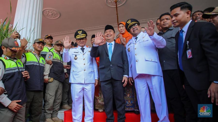 Gubernur dan Wakil Gubernur Jakarta Periode 2025-2023, Pramono Anung dan Rano Karno atau Si Doel tiba di Balai Kota, Jakarta, Kamis (20/2/2025). (CNBC Indonesia/Faisal Rahman)