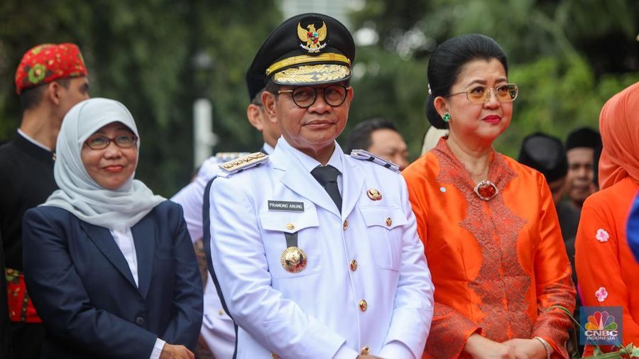 Gubernur dan Wakil Gubernur Jakarta Periode 2025-2023, Pramono Anung dan Rano Karno atau Si Doel tiba di Balai Kota, Jakarta, Kamis (20/2/2025). (CNBC Indonesia/Faisal Rahman)