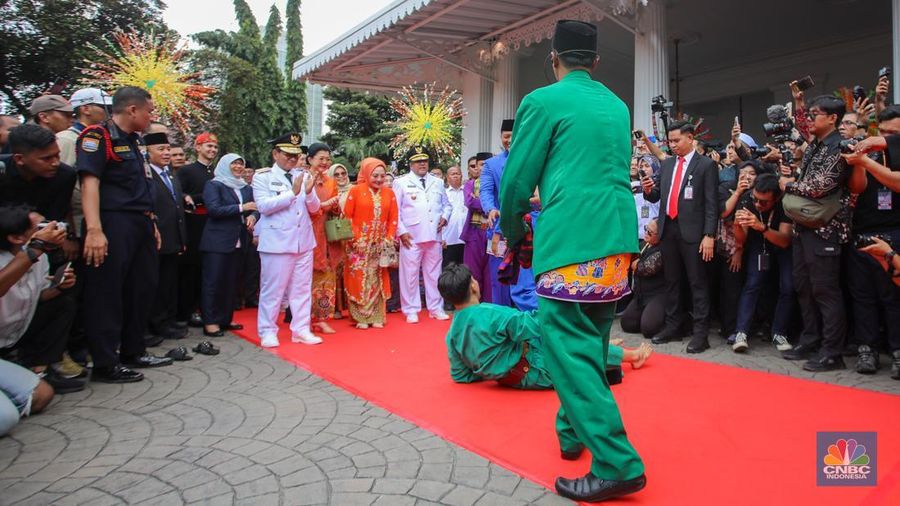 Gubernur dan Wakil Gubernur Jakarta Periode 2025-2023, Pramono Anung dan Rano Karno atau Si Doel tiba di Balai Kota, Jakarta, Kamis (20/2/2025). (CNBC Indonesia/Faisal Rahman)