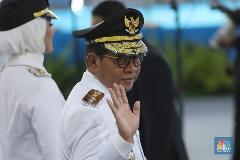 Ratusan kepala daerah seluruh Indonesia dikirab sebelum dilantik oleh Presiden Prabowo Subianto, Kamis (20/2/2025). Menteri Dalam Negeri (Mendagri) Tito Karnavian (tengah) terlihat memimpin barisan kirab yang digelar pada Kamis (20/2) itu. Selain Tito, terlihat juga wakilnya Bima Arya (kanan) dan Ribka Haluk (kiri). (CNBC Indonesia/Tri Susilo)