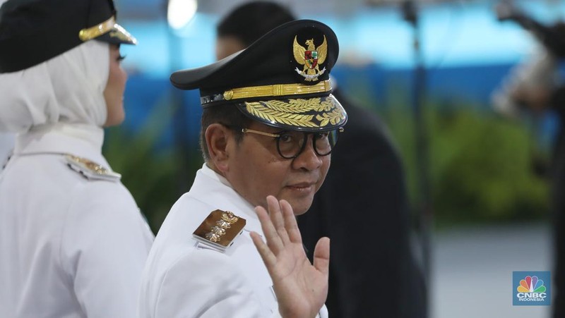Ratusan kepala daerah seluruh Indonesia dikirab sebelum dilantik oleh Presiden Prabowo Subianto, Kamis (20/2/2025). Menteri Dalam Negeri (Mendagri) Tito Karnavian (tengah) terlihat memimpin barisan kirab yang digelar pada Kamis (20/2) itu. Selain Tito, terlihat juga wakilnya Bima Arya (kanan) dan Ribka Haluk (kiri). (CNBC Indonesia/Tri Susilo)