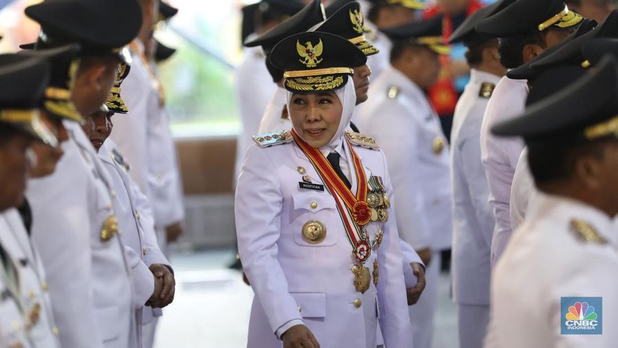 Ratusan kepala daerah seluruh Indonesia dikirab sebelum dilantik oleh Presiden Prabowo Subianto, Kamis (20/2/2025). Menteri Dalam Negeri (Mendagri) Tito Karnavian (tengah) terlihat memimpin barisan kirab yang digelar pada Kamis (20/2) itu. Selain Tito, terlihat juga wakilnya Bima Arya (kanan) dan Ribka Haluk (kiri). (CNBC Indonesia/Tri Susilo)