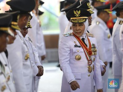 Khofifah Tiba-Tiba Naikkan Upah 7 Kabupaten Kota di Jatim, Ada Apa?