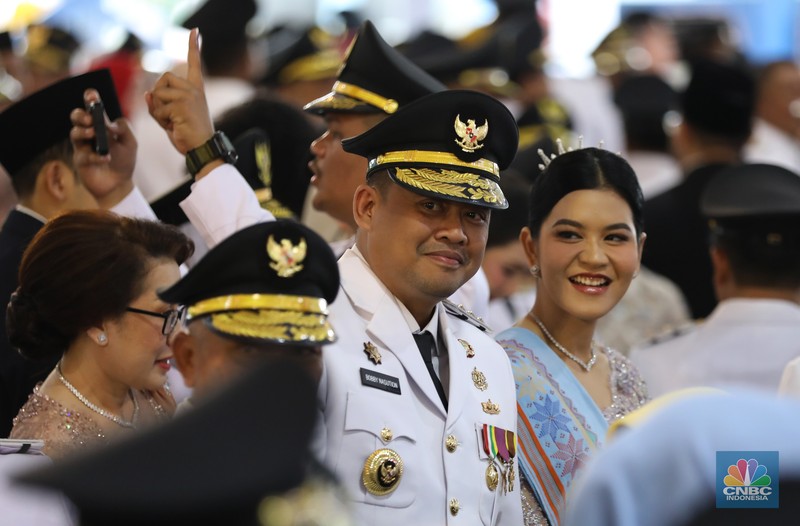 Ratusan kepala daerah seluruh Indonesia dikirab sebelum dilantik oleh Presiden Prabowo Subianto, Kamis (20/2/2025). Menteri Dalam Negeri (Mendagri) Tito Karnavian (tengah) terlihat memimpin barisan kirab yang digelar pada Kamis (20/2) itu. Selain Tito, terlihat juga wakilnya Bima Arya (kanan) dan Ribka Haluk (kiri). (CNBC Indonesia/Tri Susilo)