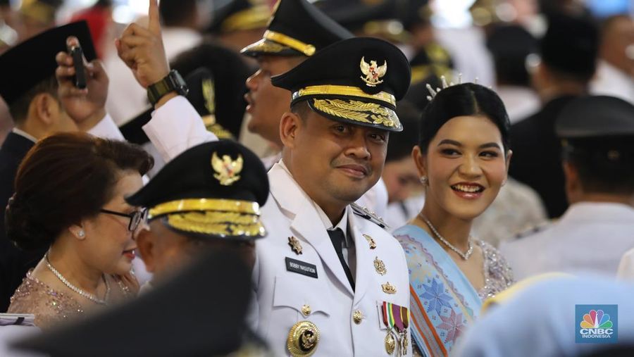 Ratusan kepala daerah seluruh Indonesia dikirab sebelum dilantik oleh Presiden Prabowo Subianto, Kamis (20/2/2025). Menteri Dalam Negeri (Mendagri) Tito Karnavian (tengah) terlihat memimpin barisan kirab yang digelar pada Kamis (20/2) itu. Selain Tito, terlihat juga wakilnya Bima Arya (kanan) dan Ribka Haluk (kiri). (CNBC Indonesia/Tri Susilo)