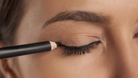 Gel Eye Pencil Cepat Kering? Ini Cara Smudge Biar Garis Tidak Belepotan 