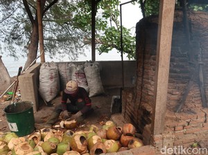 Keren! Sampah Kayu dan Kelapa di Bangsring Banyuwangi Dijadikan Arang