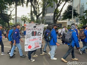 Mahasiswa Demonstran Indonesia Gelap Tiba di Patung Kuda Sore Ini