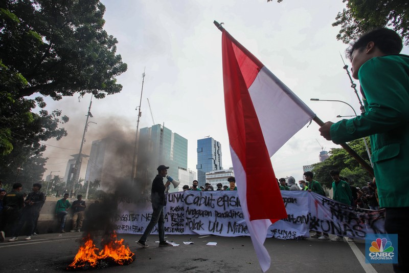 Mahasiswa melakukan aksi unjuk rasa di kawasan Patung Kuda, Monas, Jakarta, Kamis (20/2/2024). Aksi unjuk rasa bertajuk Indonesia Gelap ini menuntut pemerintah untuk mencabut efisiensi atau pemotongan anggaran pendidikan dan kesehatan. (CNBC Indonesia/Faisal Rahman)