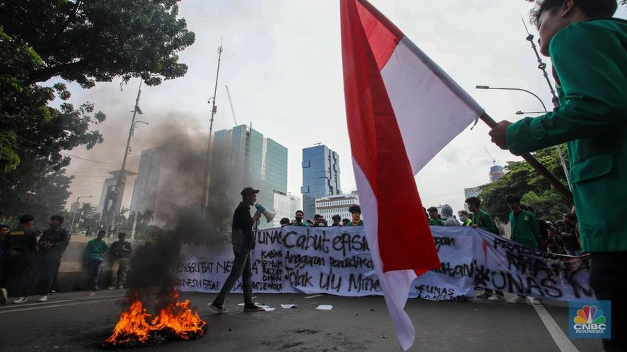 Mahasiswa melakukan aksi unjuk rasa di kawasan Patung Kuda, Monas, Jakarta, Kamis (20/2/2024). Aksi unjuk rasa bertajuk Indonesia Gelap ini menuntut pemerintah untuk mencabut efisiensi atau pemotongan anggaran pendidikan dan kesehatan. (CNBC Indonesia/Faisal Rahman)