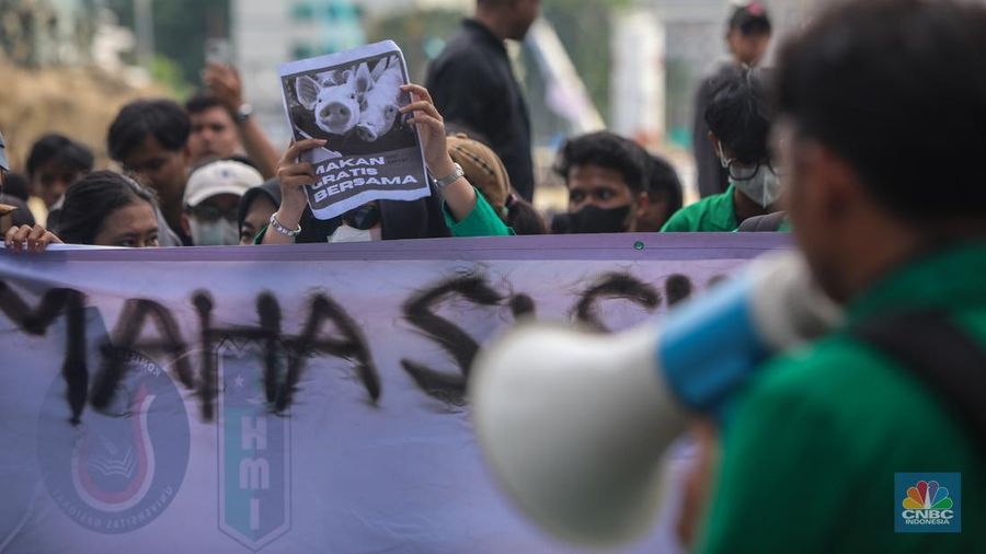 Mahasiswa melakukan aksi unjuk rasa di kawasan Patung Kuda, Monas, Jakarta, Kamis (20/2/2024). Aksi unjuk rasa bertajuk Indonesia Gelap ini menuntut pemerintah untuk mencabut efisiensi atau pemotongan anggaran pendidikan dan kesehatan. (CNBC Indonesia/Faisal Rahman)