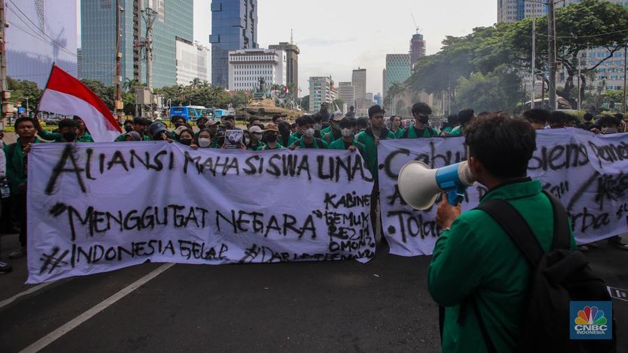 Mahasiswa melakukan aksi unjuk rasa di kawasan Patung Kuda, Monas, Jakarta, Kamis (20/2/2024). Aksi unjuk rasa bertajuk Indonesia Gelap ini menuntut pemerintah untuk mencabut efisiensi atau pemotongan anggaran pendidikan dan kesehatan. (CNBC Indonesia/Faisal Rahman)