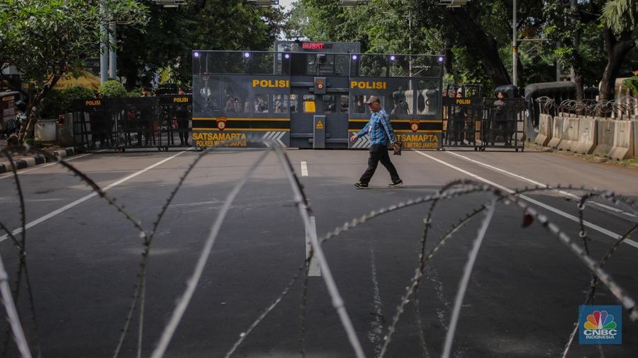 Mahasiswa melakukan aksi unjuk rasa di kawasan Patung Kuda, Monas, Jakarta, Kamis (20/2/2024). Aksi unjuk rasa bertajuk Indonesia Gelap ini menuntut pemerintah untuk mencabut efisiensi atau pemotongan anggaran pendidikan dan kesehatan. (CNBC Indonesia/Faisal Rahman)