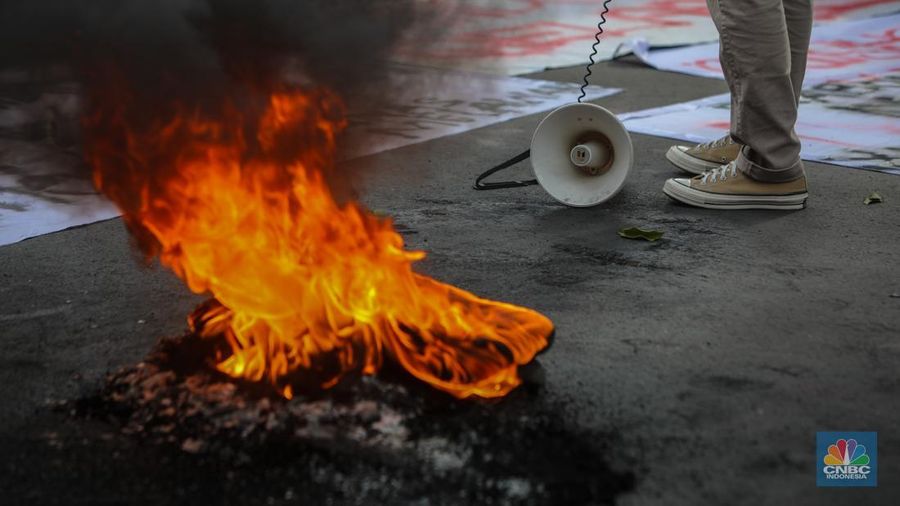 Mahasiswa melakukan aksi unjuk rasa di kawasan Patung Kuda, Monas, Jakarta, Kamis (20/2/2024). Aksi unjuk rasa bertajuk Indonesia Gelap ini menuntut pemerintah untuk mencabut efisiensi atau pemotongan anggaran pendidikan dan kesehatan. (CNBC Indonesia/Faisal Rahman)