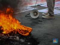 Potret Mahasiswa Demo #IndonesiaGelap di Patung Kuda Jakarta Pusat