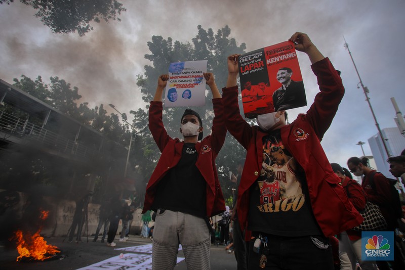 Mahasiswa melakukan aksi unjuk rasa di kawasan Patung Kuda, Monas, Jakarta, Kamis (20/2/2024). Aksi unjuk rasa bertajuk Indonesia Gelap ini menuntut pemerintah untuk mencabut efisiensi atau pemotongan anggaran pendidikan dan kesehatan. (CNBC Indonesia/Faisal Rahman)
