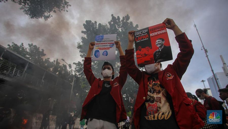 Mahasiswa melakukan aksi unjuk rasa di kawasan Patung Kuda, Monas, Jakarta, Kamis (20/2/2024). Aksi unjuk rasa bertajuk Indonesia Gelap ini menuntut pemerintah untuk mencabut efisiensi atau pemotongan anggaran pendidikan dan kesehatan. (CNBC Indonesia/Faisal Rahman)