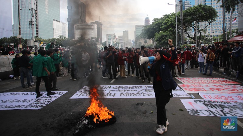 Mahasiswa melakukan aksi unjuk rasa di kawasan Patung Kuda, Monas, Jakarta, Kamis (20/2/2024). Aksi unjuk rasa bertajuk Indonesia Gelap ini menuntut pemerintah untuk mencabut efisiensi atau pemotongan anggaran pendidikan dan kesehatan. (CNBC Indonesia/Faisal Rahman)
