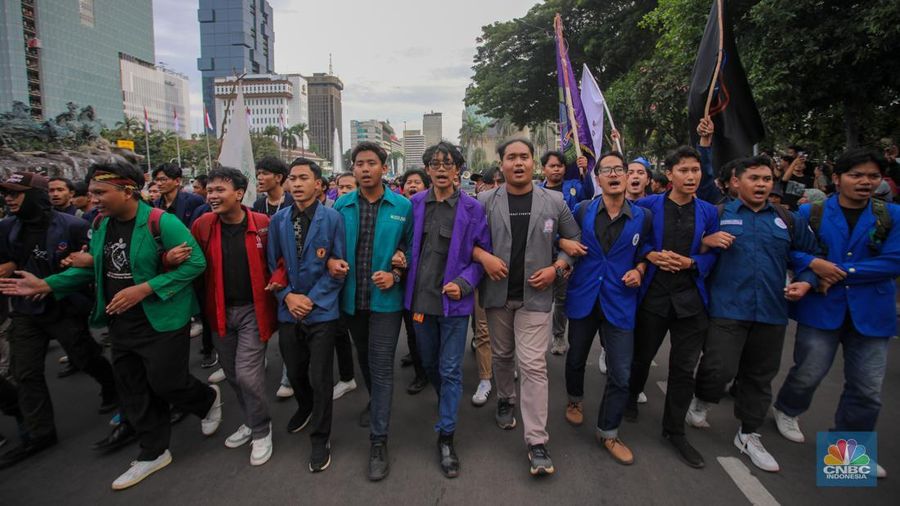 Mahasiswa melakukan aksi unjuk rasa di kawasan Patung Kuda, Monas, Jakarta, Kamis (20/2/2024). Aksi unjuk rasa bertajuk Indonesia Gelap ini menuntut pemerintah untuk mencabut efisiensi atau pemotongan anggaran pendidikan dan kesehatan. (CNBC Indonesia/Faisal Rahman)