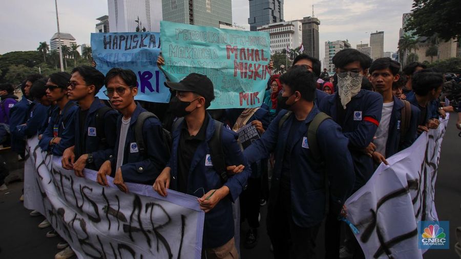 Mahasiswa melakukan aksi unjuk rasa di kawasan Patung Kuda, Monas, Jakarta, Kamis (20/2/2024). Aksi unjuk rasa bertajuk Indonesia Gelap ini menuntut pemerintah untuk mencabut efisiensi atau pemotongan anggaran pendidikan dan kesehatan. (CNBC Indonesia/Faisal Rahman)