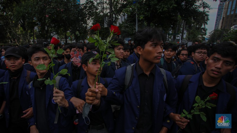Mahasiswa yang melakukan aksi demonstrasi Indonesia Gelap di Patung Kuda, Jakarta Pusat, berhasil membongkar barier beton yang dipasang polisi, Kamis (20/2/2025). (²©²ÊÍøÕ¾/Faisal Rahman) Mahasiswa yang melakukan aksi demonstrasi Indonesia Gelap di Patung Kuda, Jakarta Pusat, berhasil membongkar barier beton yang dipasang polisi, Kamis (20/2/2025). (²©²ÊÍøÕ¾/Faisal Rahman)