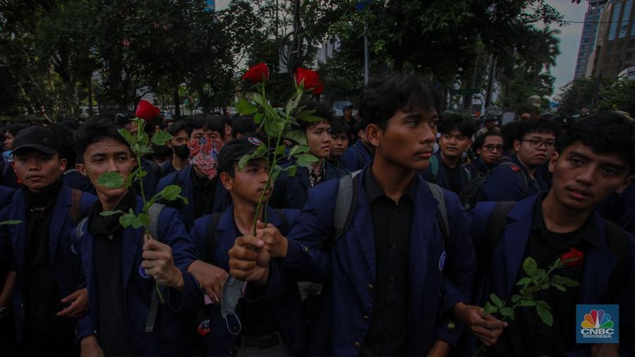 Mahasiswa yang melakukan aksi demonstrasi Indonesia Gelap di Patung Kuda, Jakarta Pusat, berhasil membongkar barier beton yang dipasang polisi, Kamis (20/2/2025). (CNBC Indonesia/Faisal Rahman)