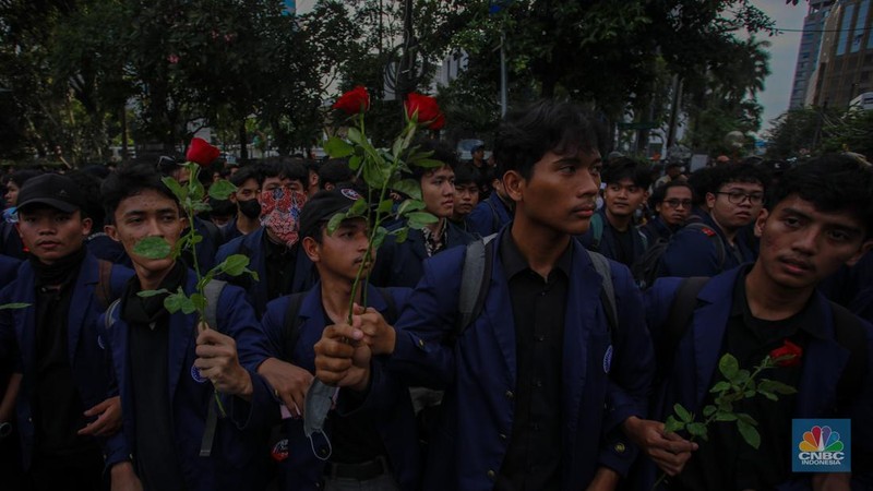Mahasiswa yang melakukan aksi demonstrasi Indonesia Gelap di Patung Kuda, Jakarta Pusat, berhasil membongkar barier beton yang dipasang polisi, Kamis (20/2/2025). (վ/Faisal Rahman)