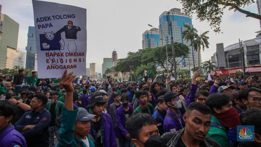 Mahasiswa yang melakukan aksi demonstrasi Indonesia Gelap di Patung Kuda, Jakarta Pusat, berhasil membongkar barier beton yang dipasang polisi, Kamis (20/2/2025). (CNBC Indonesia/Faisal Rahman) Mahasiswa yang melakukan aksi demonstrasi Indonesia Gelap di Patung Kuda, Jakarta Pusat, berhasil membongkar barier beton yang dipasang polisi, Kamis (20/2/2025). (CNBC Indonesia/Faisal Rahman)