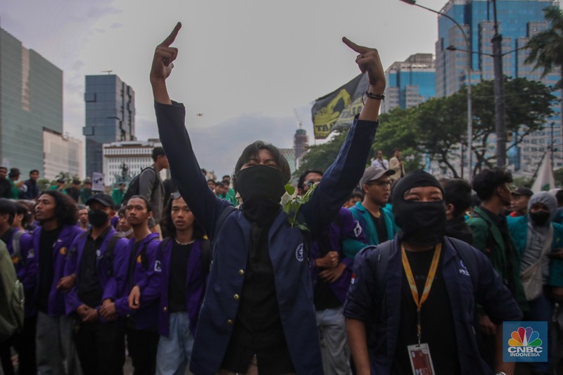 Mahasiswa yang melakukan aksi demonstrasi Indonesia Gelap di Patung Kuda, Jakarta Pusat, berhasil membongkar barier beton yang dipasang polisi, Kamis (20/2/2025). (²©²ÊÍøÕ¾/Faisal Rahman) Mahasiswa yang melakukan aksi demonstrasi Indonesia Gelap di Patung Kuda, Jakarta Pusat, berhasil membongkar barier beton yang dipasang polisi, Kamis (20/2/2025). (²©²ÊÍøÕ¾/Faisal Rahman)