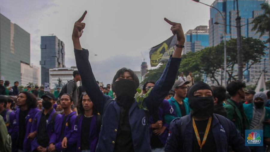 Mahasiswa yang melakukan aksi demonstrasi Indonesia Gelap di Patung Kuda, Jakarta Pusat, berhasil membongkar barier beton yang dipasang polisi, Kamis (20/2/2025). (CNBC Indonesia/Faisal Rahman)