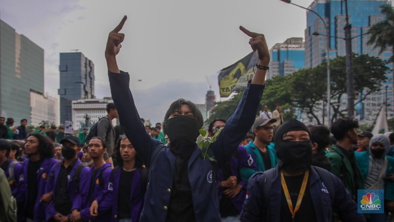 Mahasiswa yang melakukan aksi demonstrasi Indonesia Gelap di Patung Kuda, Jakarta Pusat, berhasil membongkar barier beton yang dipasang polisi, Kamis (20/2/2025). (վ/Faisal Rahman)