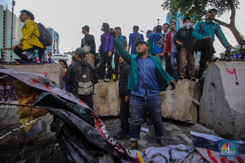 Mahasiswa yang melakukan aksi demonstrasi Indonesia Gelap di Patung Kuda, Jakarta Pusat, berhasil membongkar barier beton yang dipasang polisi, Kamis (20/2/2025). (վ/Faisal Rahman)