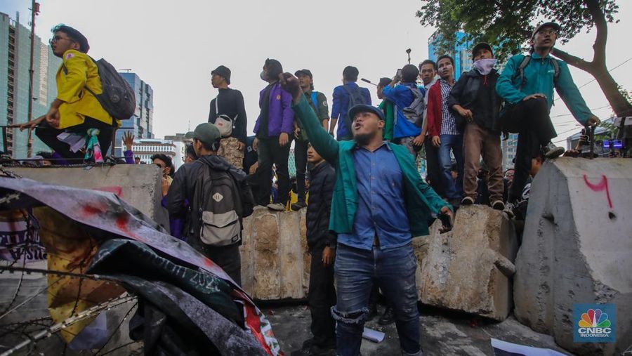 Mahasiswa yang melakukan aksi demonstrasi Indonesia Gelap di Patung Kuda, Jakarta Pusat, berhasil membongkar barier beton yang dipasang polisi, Kamis (20/2/2025). (CNBC Indonesia/Faisal Rahman)