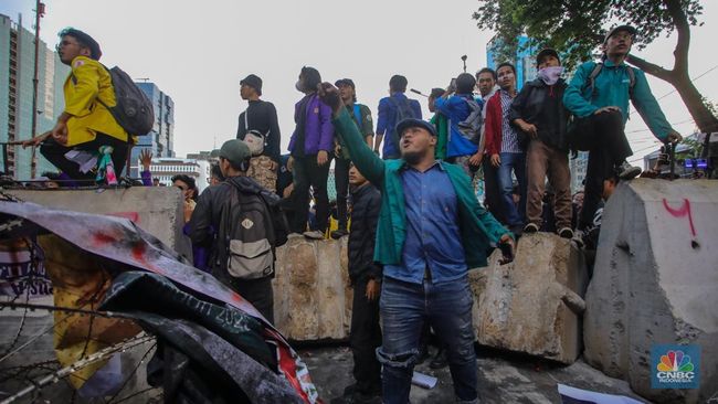 Banjir PHK Hingga Beras Mahal, LPEM FEB UI: Pemerintah Kerja Apa?