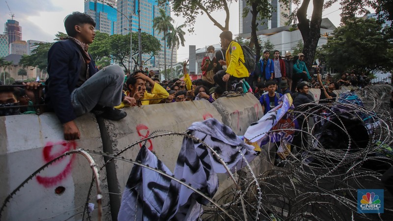 Mahasiswa yang melakukan aksi demonstrasi Indonesia Gelap di Patung Kuda, Jakarta Pusat, berhasil membongkar barier beton yang dipasang polisi, Kamis (20/2/2025). (²©²ÊÍøÕ¾/Faisal Rahman) Mahasiswa yang melakukan aksi demonstrasi Indonesia Gelap di Patung Kuda, Jakarta Pusat, berhasil membongkar barier beton yang dipasang polisi, Kamis (20/2/2025). (²©²ÊÍøÕ¾/Faisal Rahman)