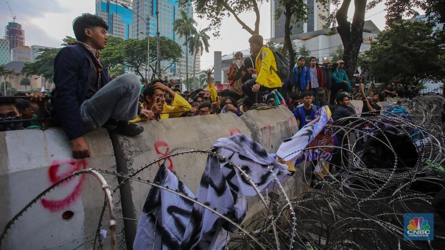 Mahasiswa yang melakukan aksi demonstrasi Indonesia Gelap di Patung Kuda, Jakarta Pusat, berhasil membongkar barier beton yang dipasang polisi, Kamis (20/2/2025). (CNBC Indonesia/Faisal Rahman)