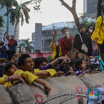 Potret Demo Mahasiswa #IndonesiaGelap di Jakarta, Barier Beton Ambruk!