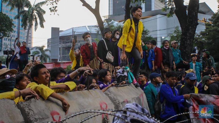 Mahasiswa yang melakukan aksi demonstrasi Indonesia Gelap di Patung Kuda, Jakarta Pusat, berhasil membongkar barier beton yang dipasang polisi, Kamis (20/2/2025). (CNBC Indonesia/Faisal Rahman)