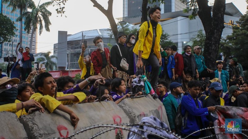 Mahasiswa yang melakukan aksi demonstrasi Indonesia Gelap di Patung Kuda, Jakarta Pusat, berhasil membongkar barier beton yang dipasang polisi, Kamis (20/2/2025). (վ/Faisal Rahman)