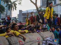 Potret Demo Mahasiswa #IndonesiaGelap di Jakarta, Barier Beton Ambruk!