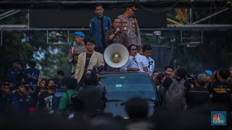 Mahasiswa yang melakukan aksi demonstrasi Indonesia Gelap di Patung Kuda, Jakarta Pusat, berhasil membongkar barier beton yang dipasang polisi, Kamis (20/2/2025). (վ/Faisal Rahman)