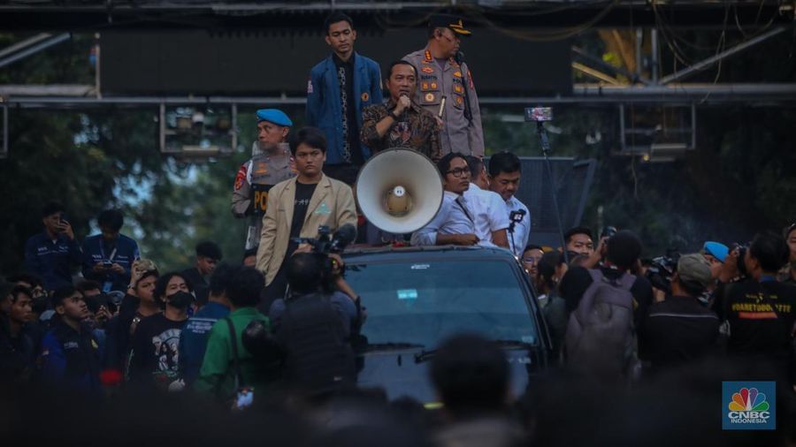 Mahasiswa yang melakukan aksi demonstrasi Indonesia Gelap di Patung Kuda, Jakarta Pusat, berhasil membongkar barier beton yang dipasang polisi, Kamis (20/2/2025). (CNBC Indonesia/Faisal Rahman)