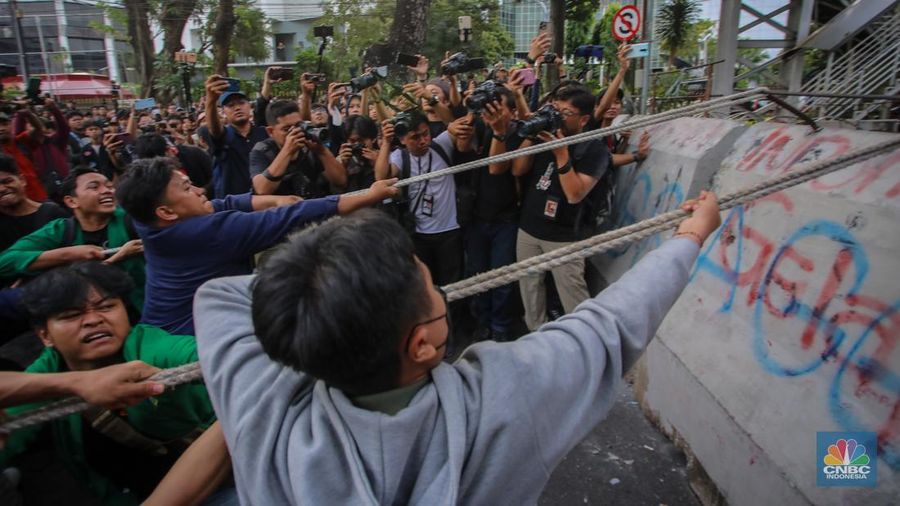 Mahasiswa yang melakukan aksi demonstrasi Indonesia Gelap di Patung Kuda, Jakarta Pusat, berhasil membongkar barier beton yang dipasang polisi, Kamis (20/2/2025). (CNBC Indonesia/Faisal Rahman)