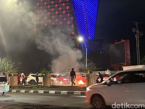 Demo Mahasiswa UNM di Jalan AP Pettarani Makassar Berlanjut Malam Ini
