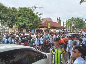 Massa Aksi Blokade Depan DPRD Sumsel, Jalan POM IX Ditutup