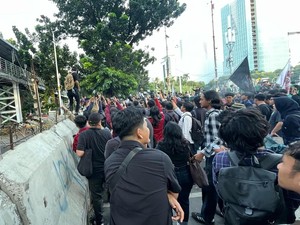 Massa Aksi Indonesia Gelap Robohkan Satu Beton Pembatas di Patung Kuda