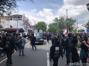 Tiba di Titik Nol Km, Massa Jogja Memanggil Gelar Orasi dan Bentangkan Poster